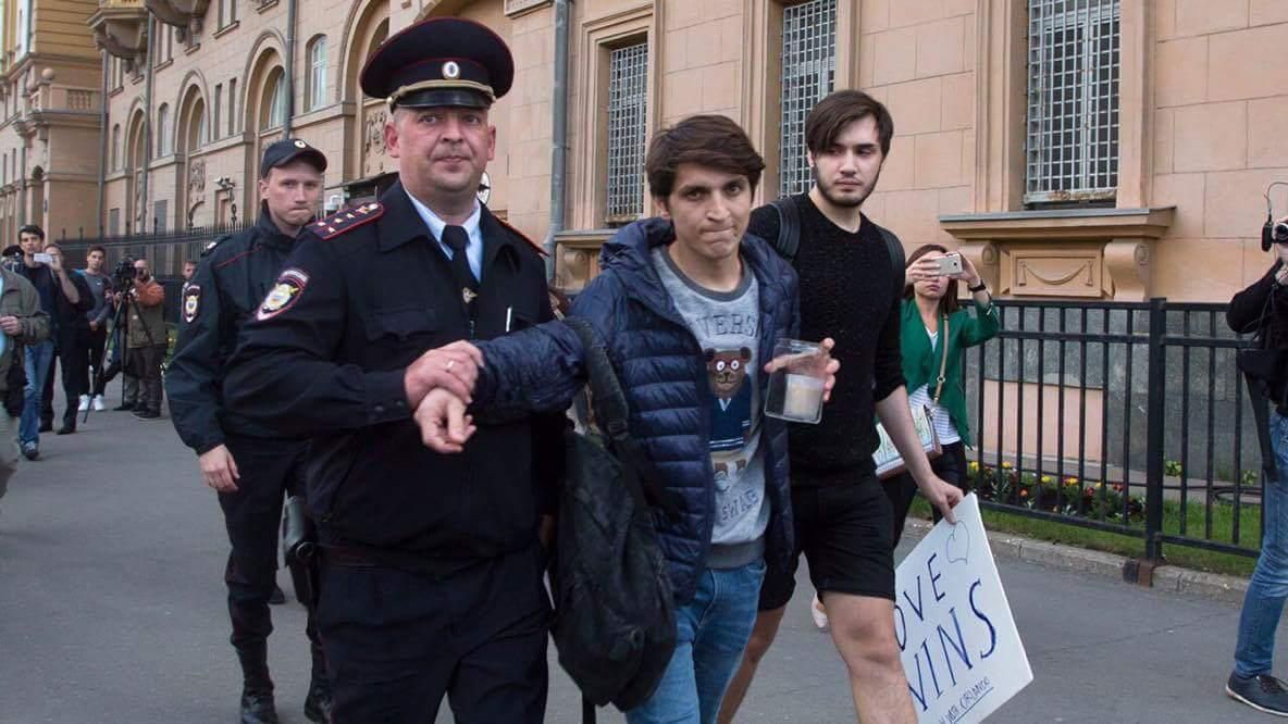 Російська поліція затримала двох людей за плакат "Любов перемагає" у Москві Російська поліція затримала двох людей за плакат "Любов перемагає" у Москві