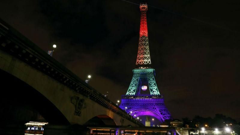 Фотофакт: Ейфелева вежа в кольорах ЛГБТ-прапора Фотофакт: Ейфелева вежа в кольорах ЛГБТ-прапора