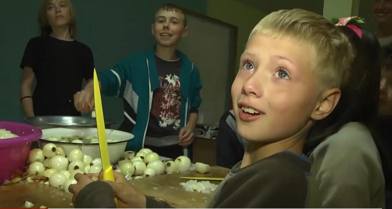 Діти-переселенці лікуються волонтерством від жахів війни Діти-переселенці лікуються волонтерством від жахів війни