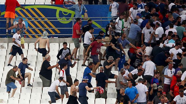 УЕФА оштрафовала россиян на 150 тысяч евро за беспорядки УЕФА оштрафовала россиян на 150 тысяч евро за беспорядки