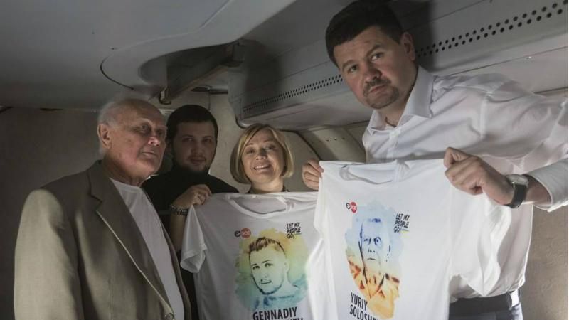 Появилось первое фото освобожденных Афанасьева и Солошенко