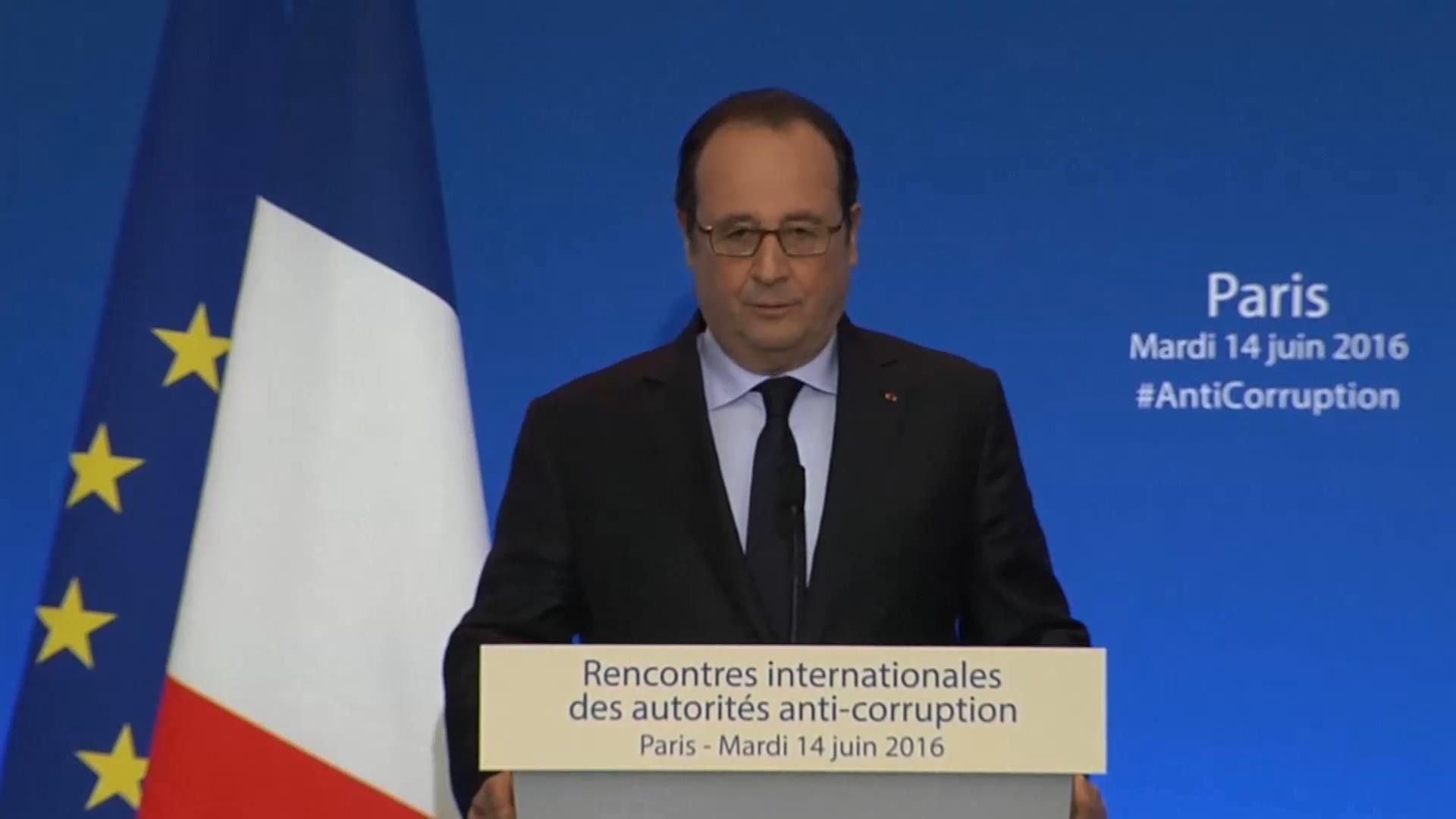 Президент Франції прокоментував зухвале вбивство поліцейського біля Парижу