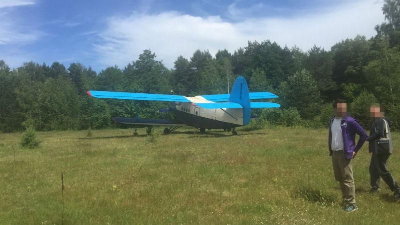 СБУшники забрали у контрабандистов самолет СБУшники забрали у контрабандистов самолет