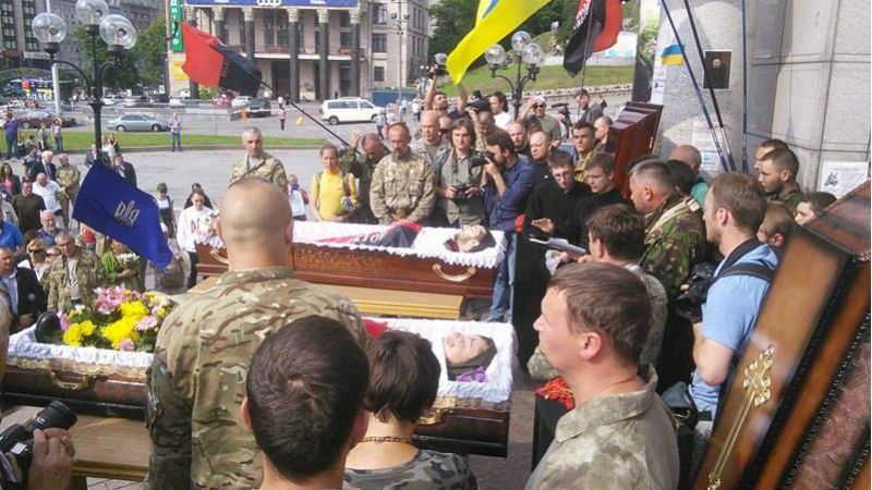 Прощание с погибшими добровольцами в Киеве: люди стали на колени Прощание с погибшими добровольцами в Киеве: люди стали на колени
