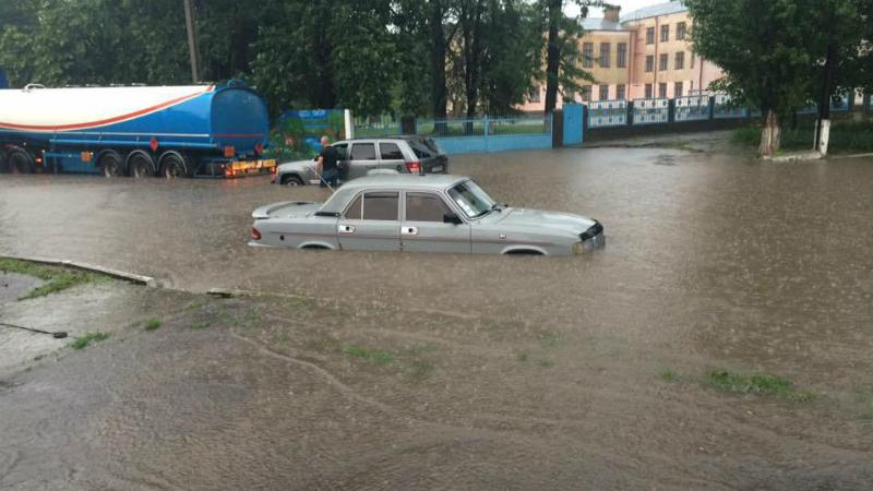 Потужна злива затопила місто на Одещині: з’явилися вражаючі кадри 