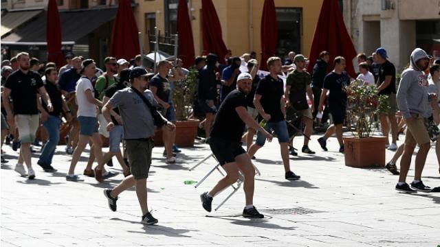 Российских болельщиков арестовали за смертельную травму англичанина Российских болельщиков арестовали за смертельную травму англичанина