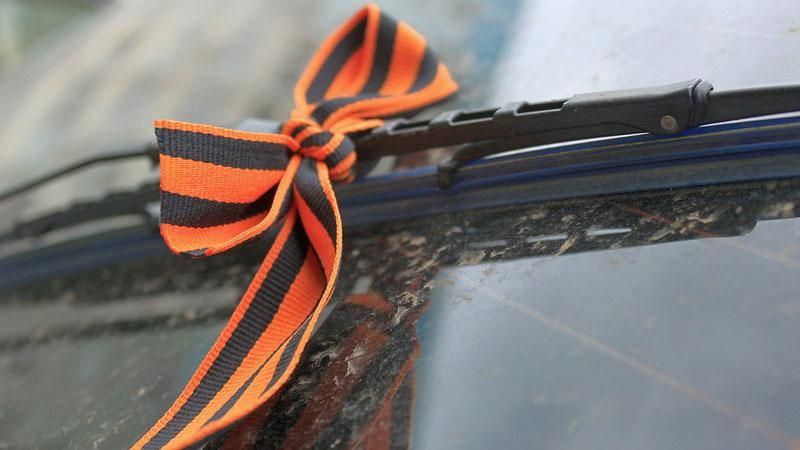 У Києві затримали російську машину з "колорадською" стрічкою У Києві затримали російську машину з "колорадською" стрічкою