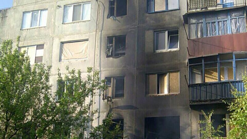 Жахливий обстріл житлового будинку в Красногорівці: постраждала жінка 