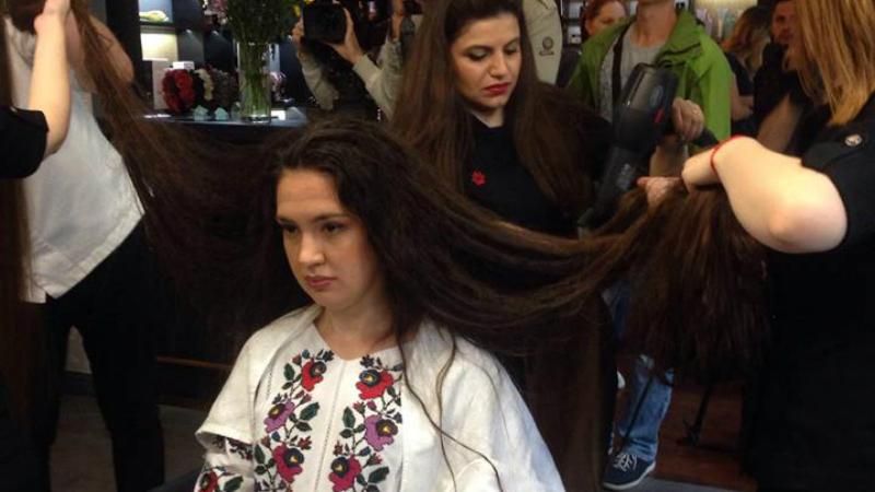 Новий рекорд України: дівчині із найдовшим волоссям є чим вражати