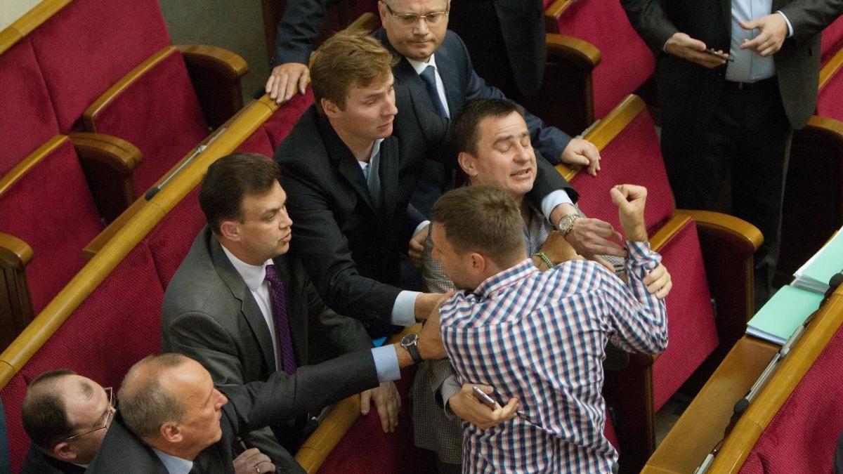 Розбите обличчя Парасюка: з'явилися фото Розбите обличчя Парасюка: з'явилися фото