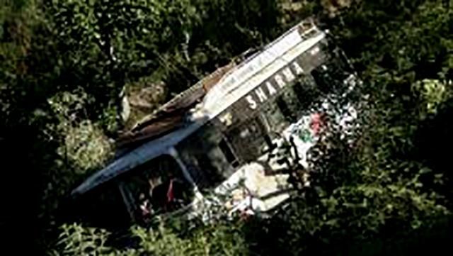 Автобус зірвався в ущелину в Індії, близько 30 загиблих