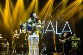 Джамала чувственно спела народную песню в дуэте с монахом в Литве