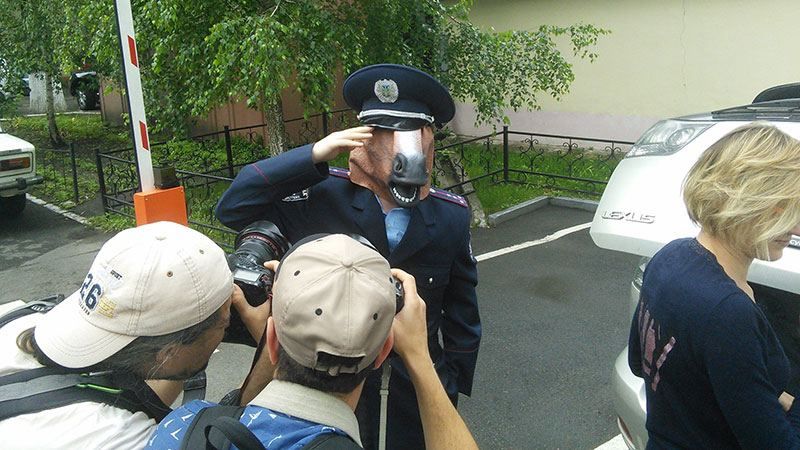 Під Окружний суд Києва привели коня в погонах Під Окружний суд Києва привели коня в погонах