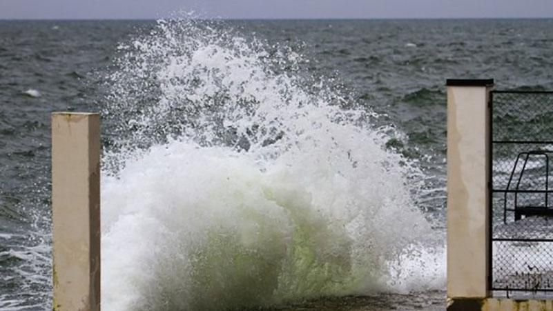 Шторм в Одесі ледь не потопив 44 людини Шторм в Одесі ледь не потопив 44 людини