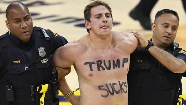 Российский хулиган пытался сорвать матч НБА оскорбительной надписью о Трампе Российский хулиган пытался сорвать матч НБА оскорбительной надписью о Трампе