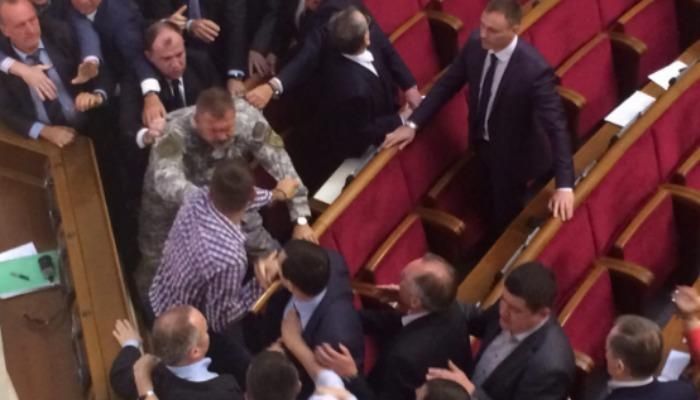 "Оппозиционный блок" меня укусил, — Береза о драке Парасюка в Раде "Оппозиционный блок" меня укусил, — Береза о драке Парасюка в Раде