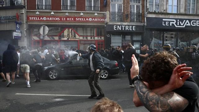 Після матчу Росія — Словаччина почалися нові заворушення у Ліллі: з’явилося відео Після матчу Росія — Словаччина почалися нові заворушення у Ліллі: з’явилося відео