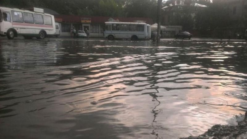 Через потужну зливу Чернівці пішли під воду: з'явилися фото стихії