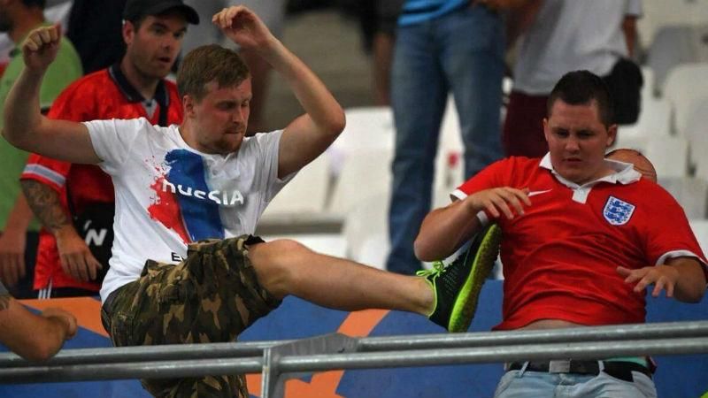 Посол України висміяв депортацію російських вболівальників з Франції Посол України висміяв депортацію російських вболівальників з Франції