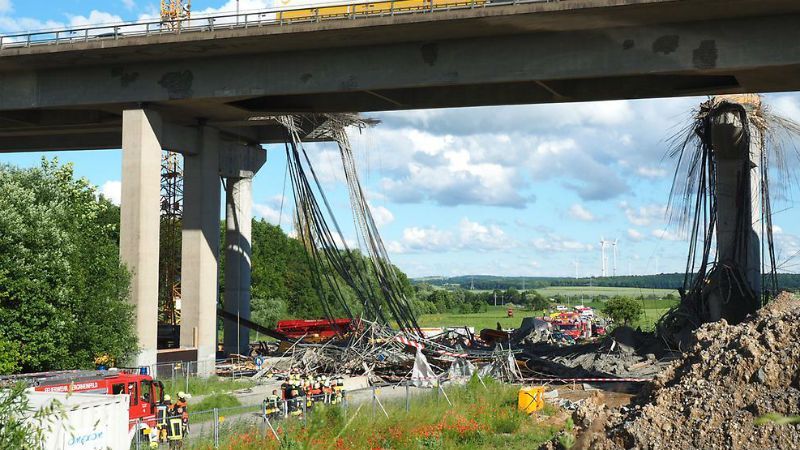 Недобудований міст завалився в Німеччині, є загиблі Недобудований міст завалився в Німеччині, є загиблі