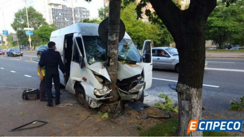 У Києві в аварію потрапила маршрутка: багато постраждалих 