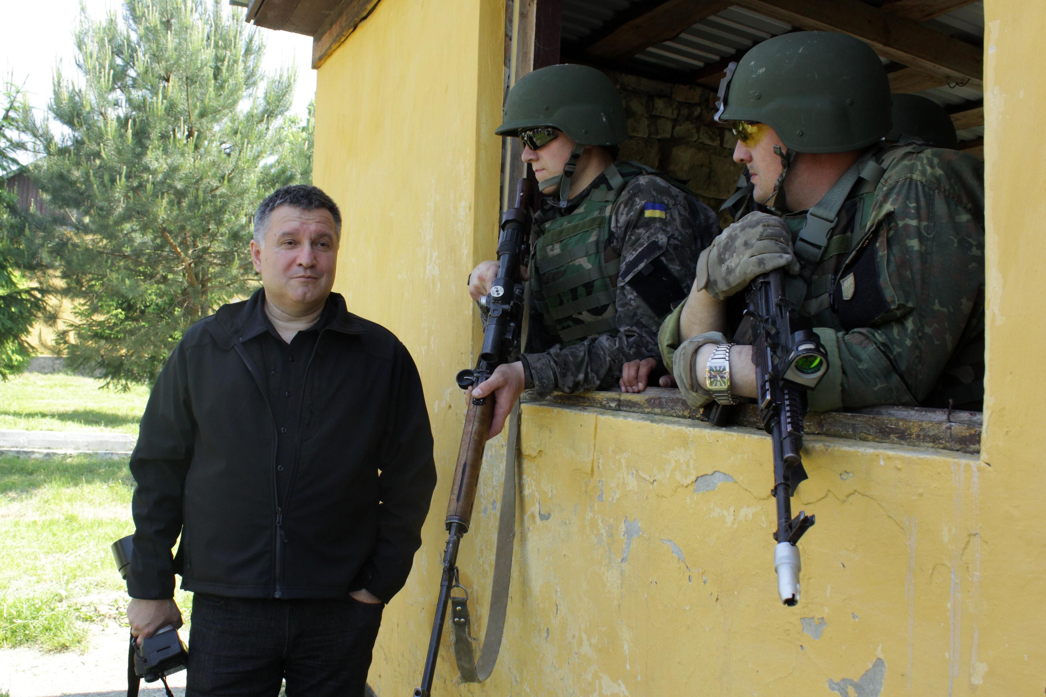 Аваков роздав вогнепальну зброю майже сотні нардепам Аваков роздав вогнепальну зброю майже сотні нардепам