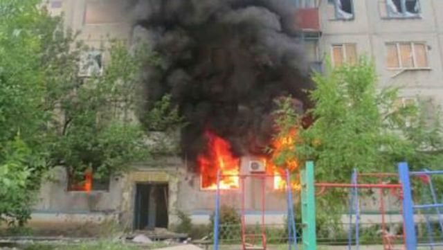 Бойовики з танка обстріляли мирну Красногорівку: з’явились фото і відео