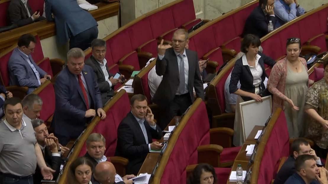 Нардеп вразив непристойним жестом у Раді Нардеп вразив непристойним жестом у Раді