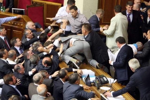 Хіт-парад бійок і "розборок" українських нардепів: від Барни до Парасюка Хіт-парад бійок і "розборок" українських нардепів: від Барни до Парасюка