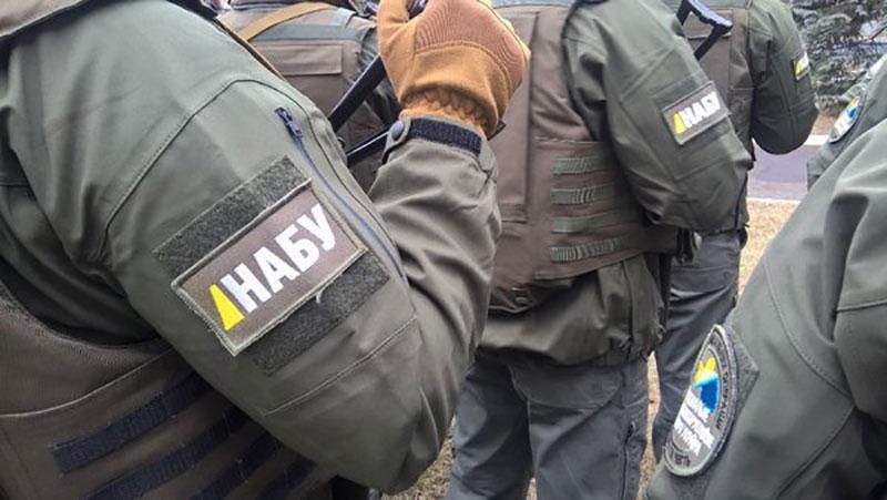 Детективов НАБУ заблокировали неизвестные в камуфляже