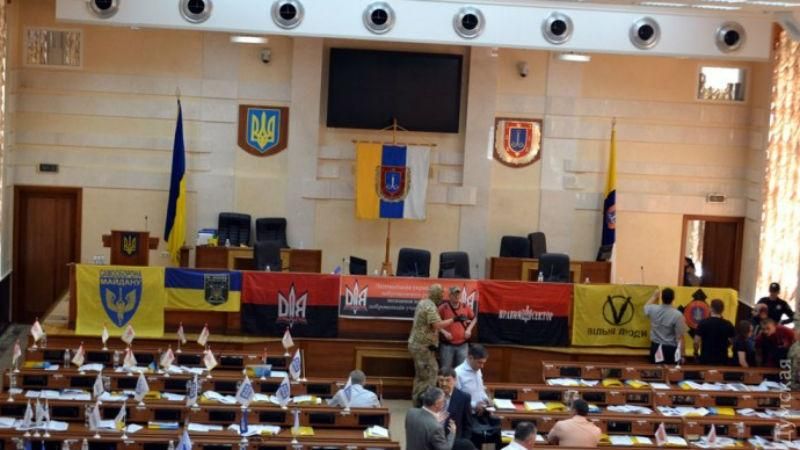Люди в камуфляже ворвались на сессию Одесского облсовета Люди в камуфляже ворвались на сессию Одесского облсовета