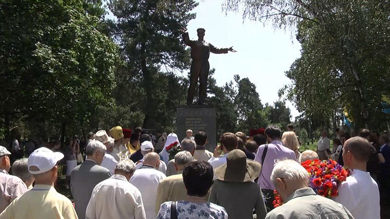 Відомого поета Андрія Малишка увіковічнили у бронзі Відомого поета Андрія Малишка увіковічнили у бронзі