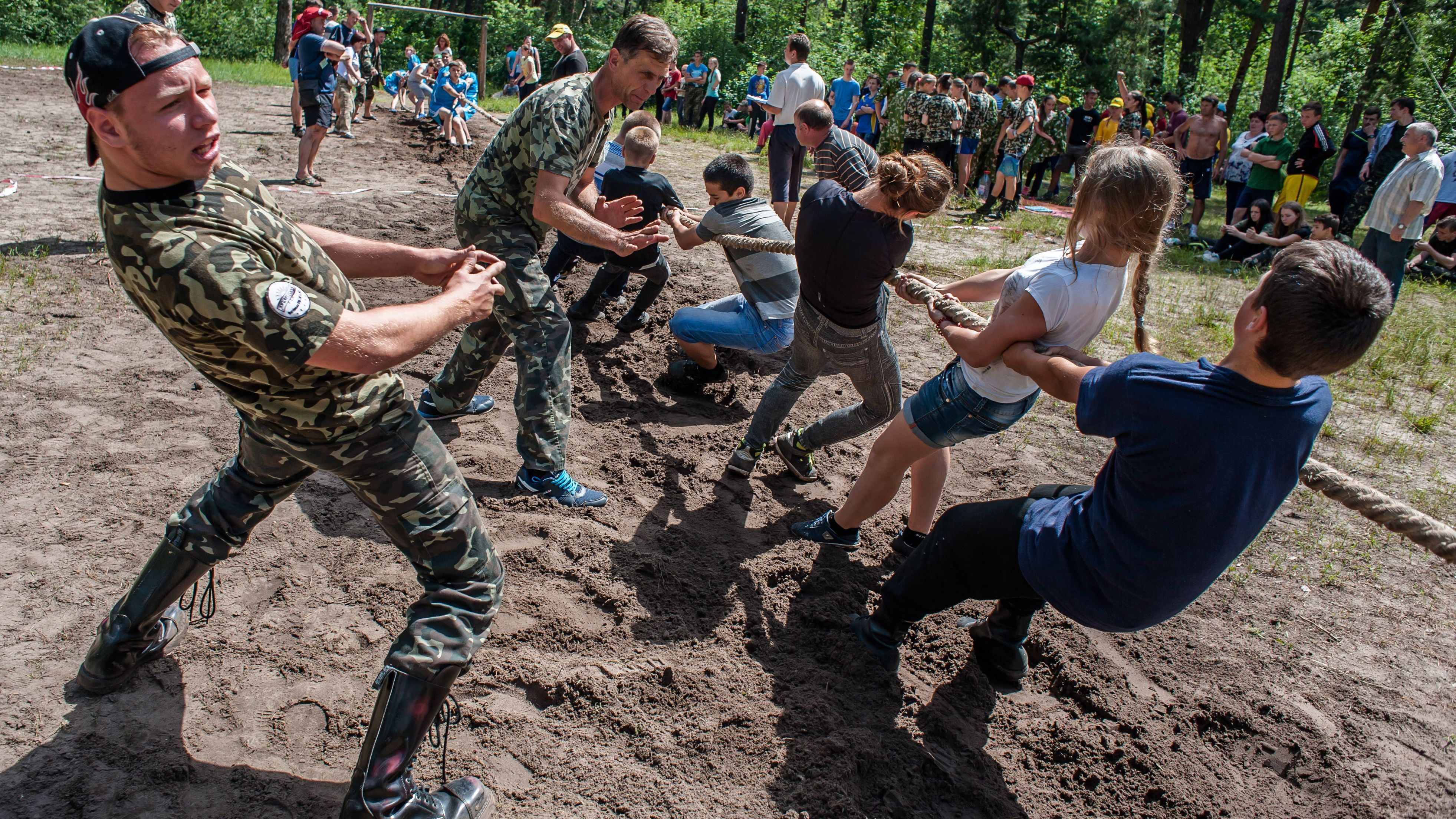 На пределе сил: на военно-патриотических соревнованиях потеряли сознание несколько детей На пределе сил: на военно-патриотических соревнованиях потеряли сознание несколько детей