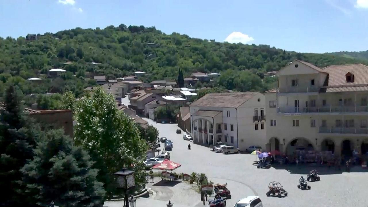 Чим вабить закоханих місто, яке ховається у горах Грузії Чим вабить закоханих місто, яке ховається у горах Грузії