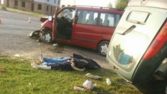 Іномарка приземлилась на дах: двоє загиблих і багато поранених (фото 18+) Іномарка приземлилась на дах: двоє загиблих і багато поранених (фото 18+)