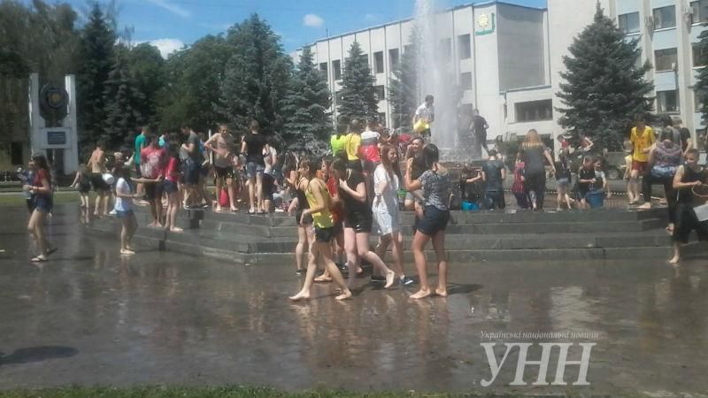 У фонтанах Хмельницького влаштували "мокрі війни"