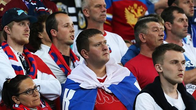 Депортовані російські фанати уже полетіли у Москву 