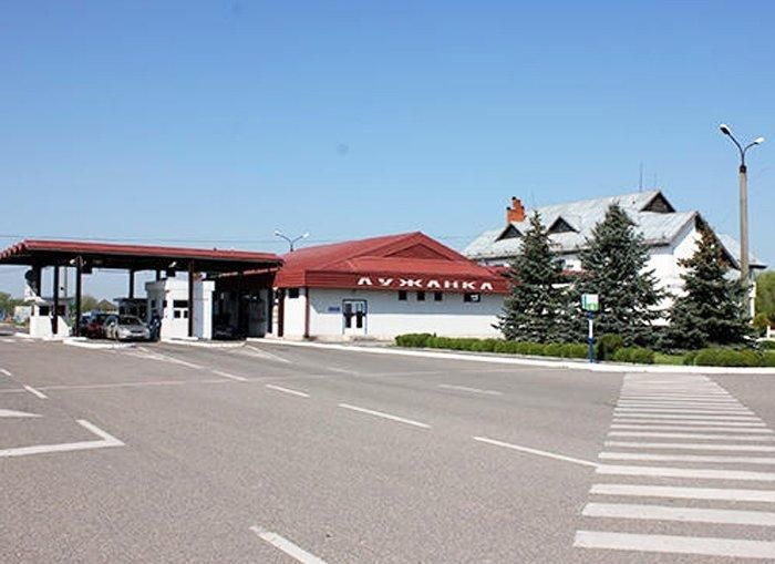 Пограничники незаконно задержали журналистов 24 Канала, которые снимали поток контрабанды Пограничники незаконно задержали журналистов 24 Канала, которые снимали поток контрабанды