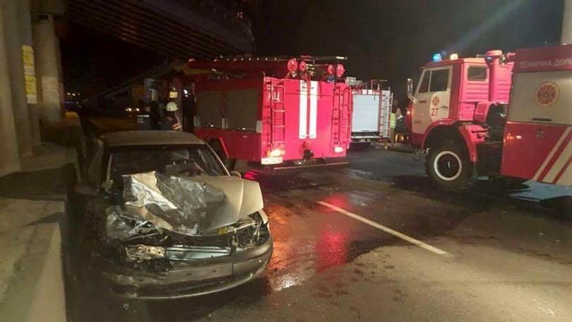 Авто дипломата потрапило в масове ДТП у Києві Авто дипломата потрапило в масове ДТП у Києві