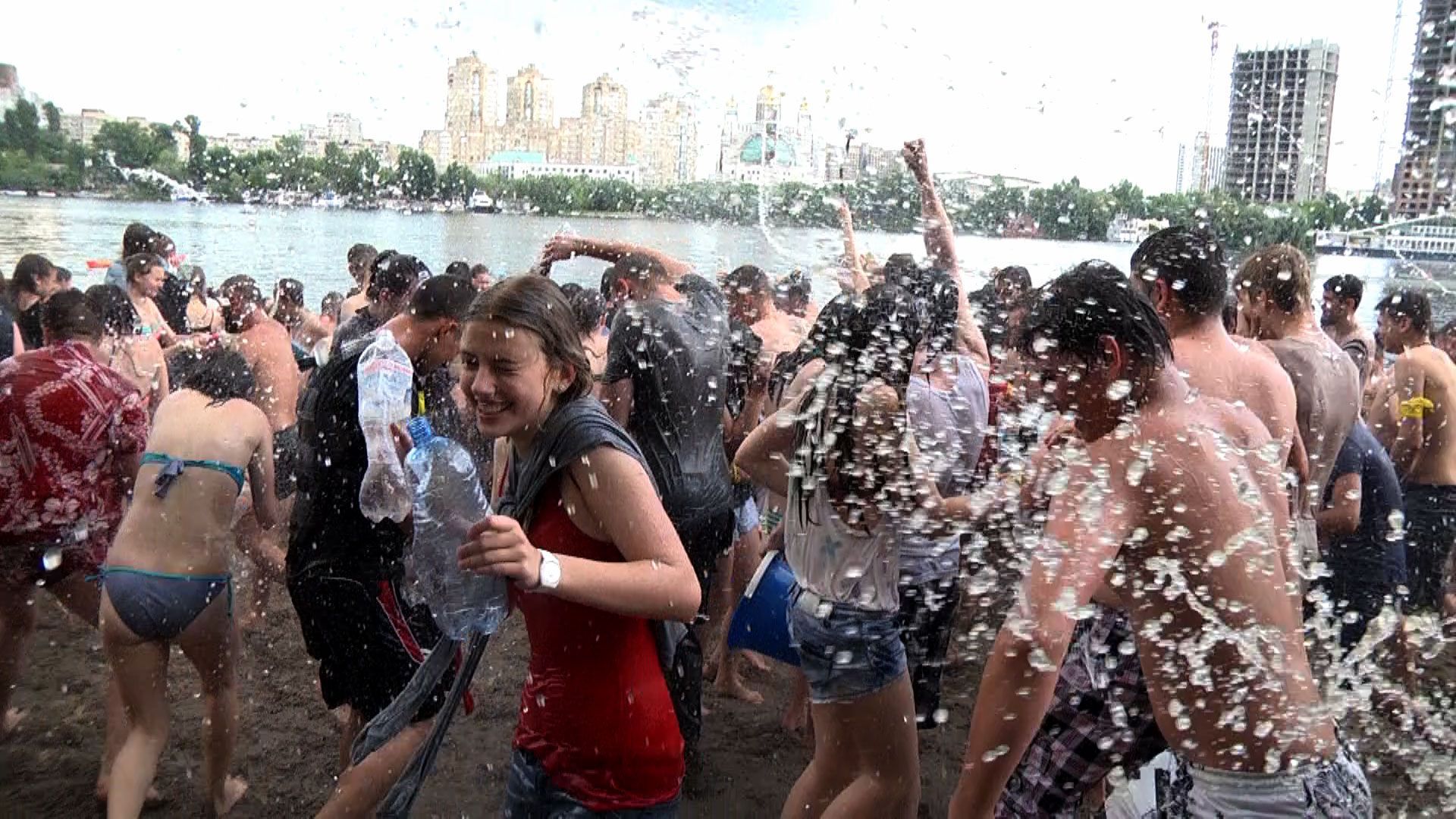 Полуголые и счастливые: молодежь устроила феерическое обливание на Днепре Полуголые и счастливые: молодежь устроила феерическое обливание на Днепре