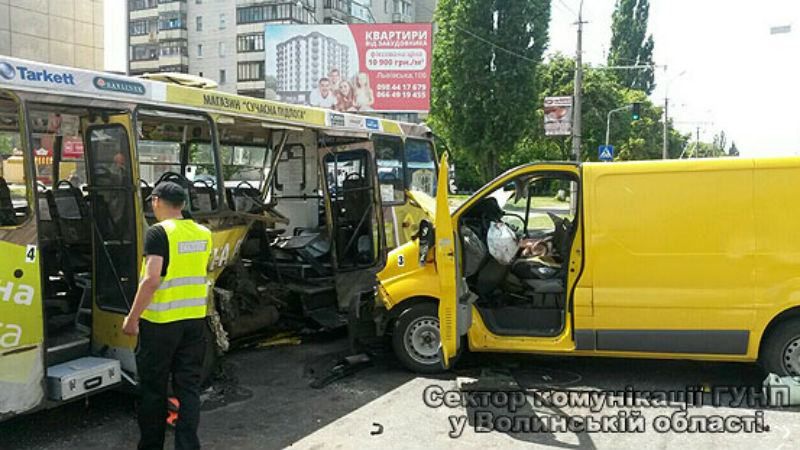 Маршрутка зіштовхнулась з мікроавтобусом: багато постраждалих Маршрутка зіштовхнулась з мікроавтобусом: багато постраждалих