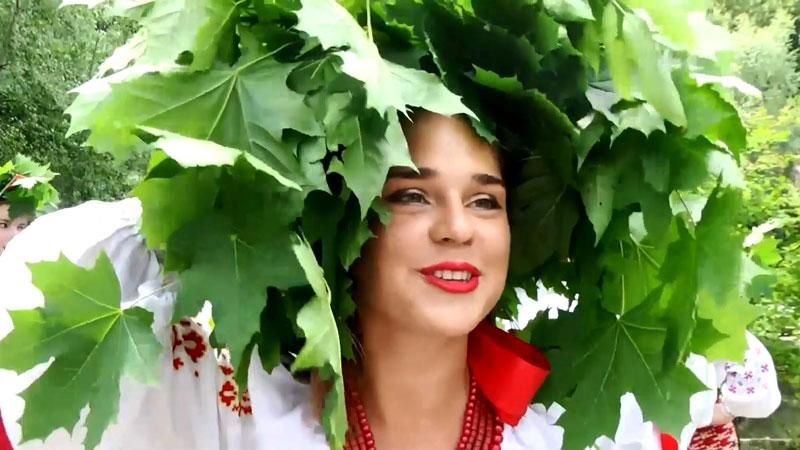 Чому на Трійцю найгарнішу дівчину наряджали кущем Чому на Трійцю найгарнішу дівчину наряджали кущем