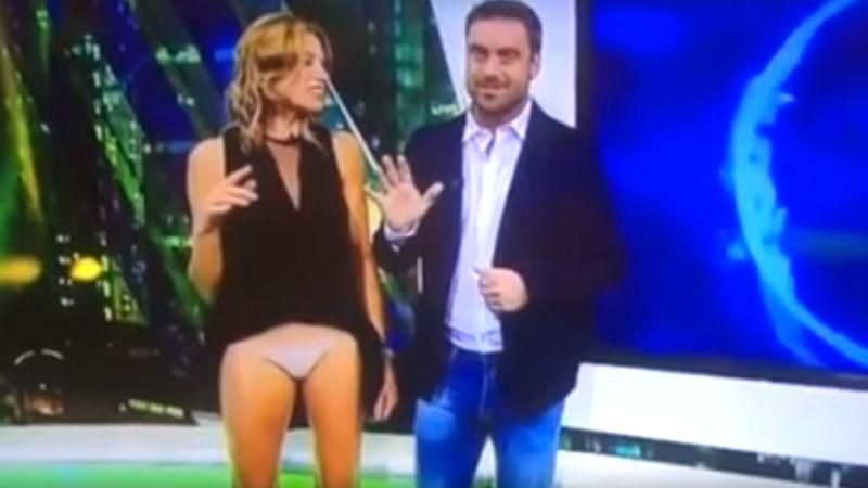 Ведущая в прямом эфире случайно посветила бельем Ведущая в прямом эфире случайно посветила бельем