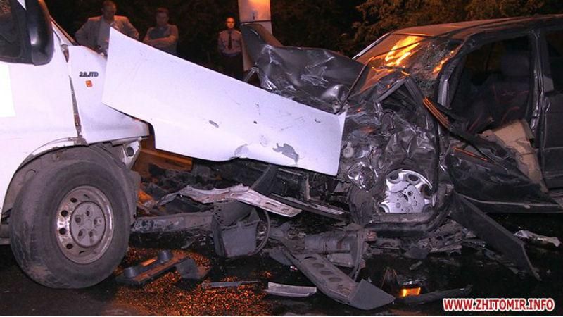 Mercedes влетел в микроавтобус: есть погибший и много раненых