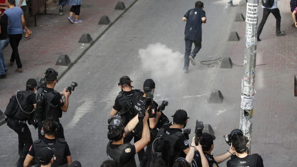 Марш секс-меншин жорстоко розігнали у Стамбулі Марш секс-меншин жорстоко розігнали у Стамбулі