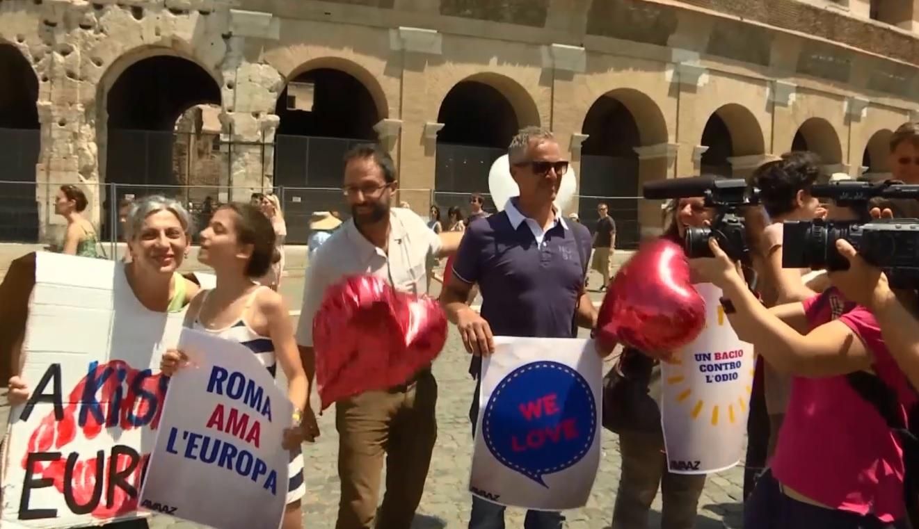 Британцев стимулировали оставаться в ЕС поцелуями Британцев стимулировали оставаться в ЕС поцелуями