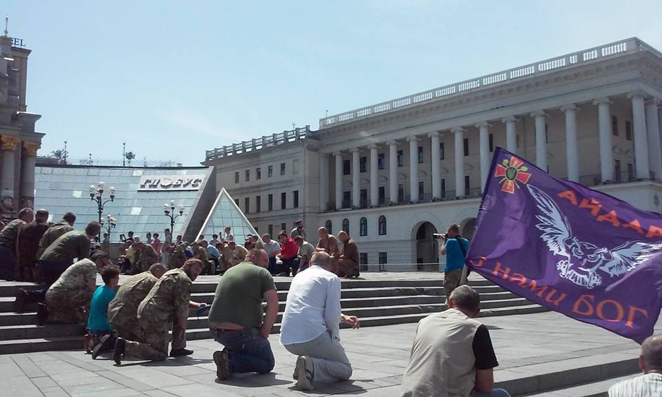 Похорон героя. Люди навколішках в останню путь проводжали бійця "Айдару" Похорон героя. Люди навколішках в останню путь проводжали бійця "Айдару"