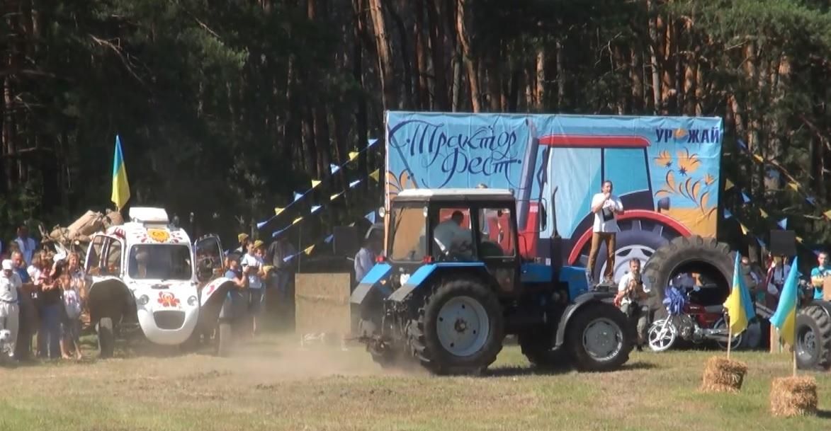 Украинские трактористы соревновались в ловкости и скорости