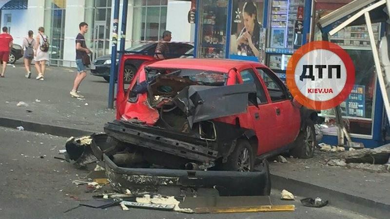 Жуткая авария в Киеве: авто влетело в остановку Жуткая авария в Киеве: авто влетело в остановку