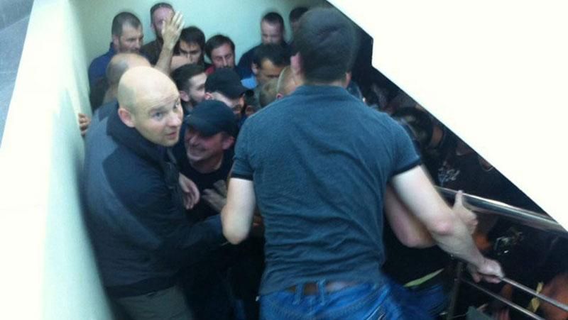 Активісти з кулаками розігнали екс-регіоналів у Сумах Активісти з кулаками розігнали екс-регіоналів у Сумах